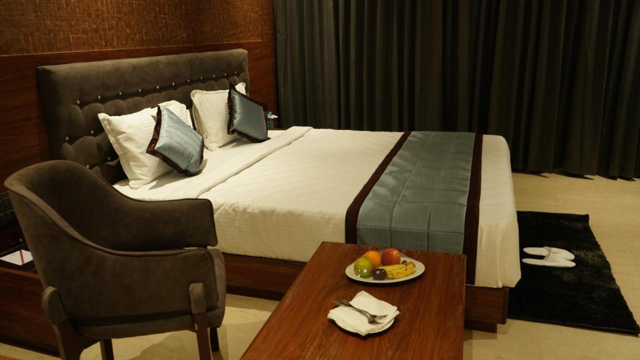 Alaukik Hotel Shirdi Bagian luar foto