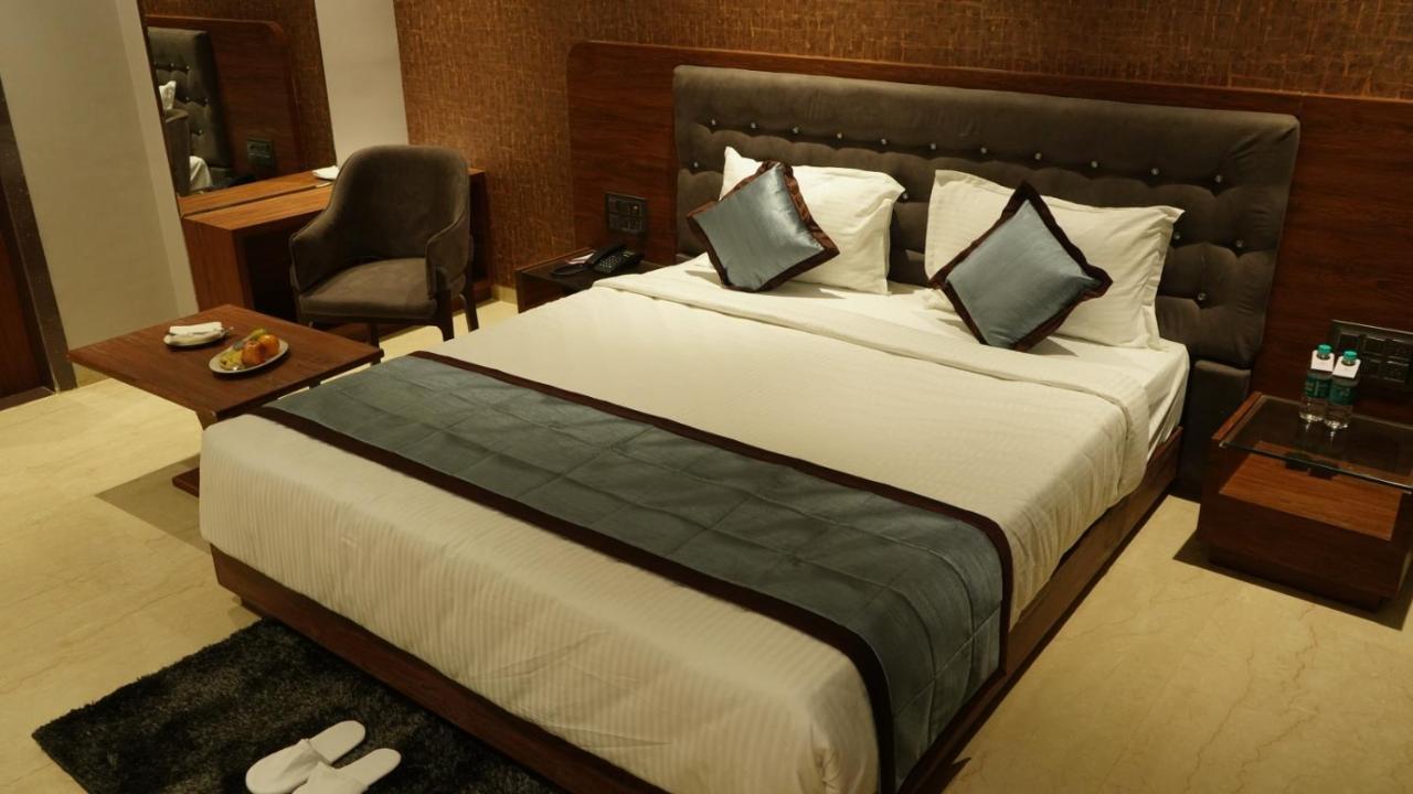Alaukik Hotel Shirdi Bagian luar foto