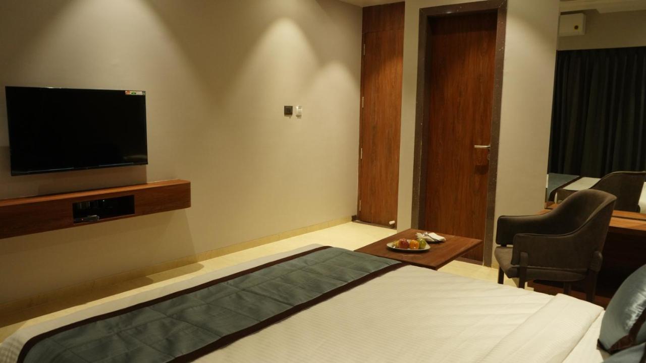 Alaukik Hotel Shirdi Bagian luar foto