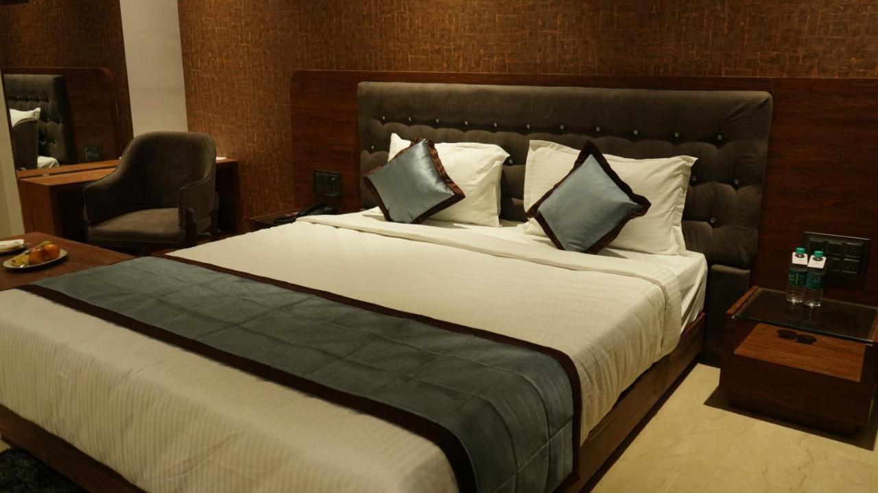 Alaukik Hotel Shirdi Bagian luar foto