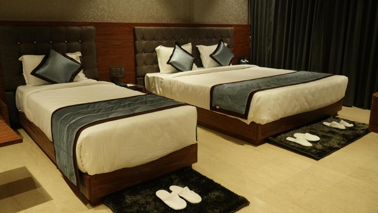 Alaukik Hotel Shirdi Bagian luar foto
