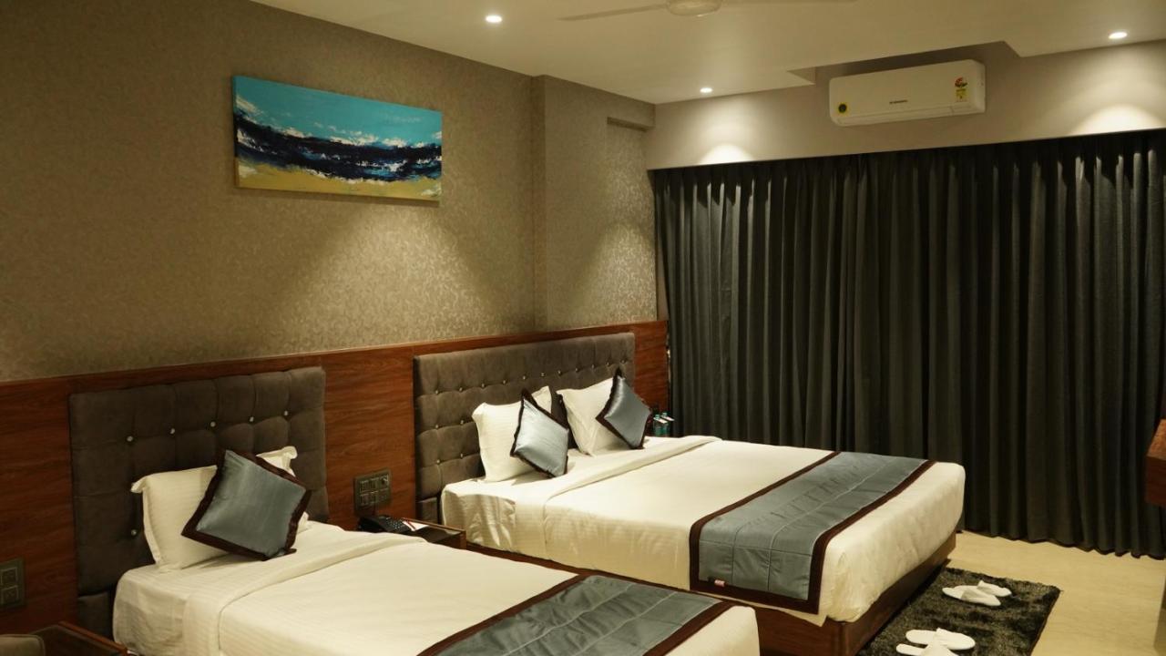Alaukik Hotel Shirdi Bagian luar foto