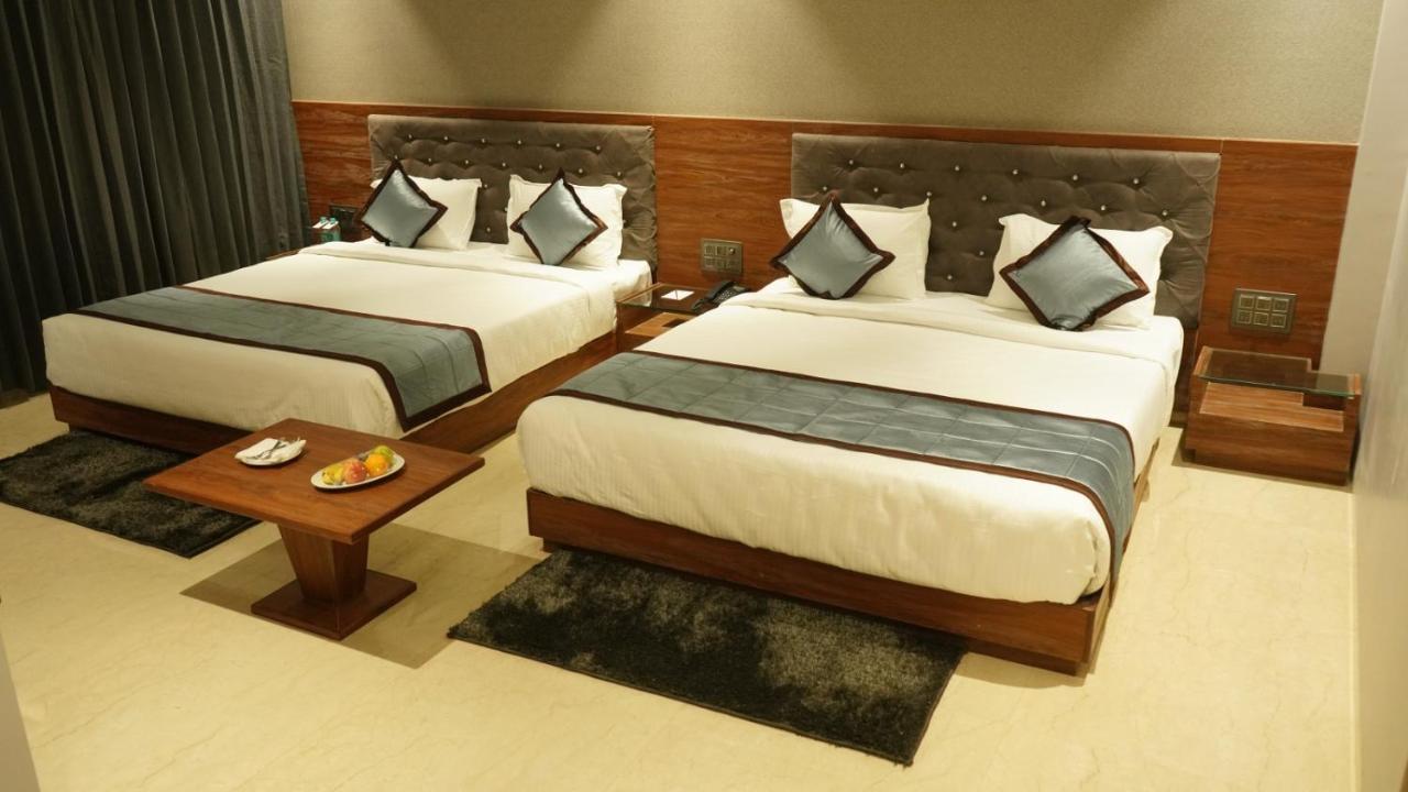 Alaukik Hotel Shirdi Bagian luar foto