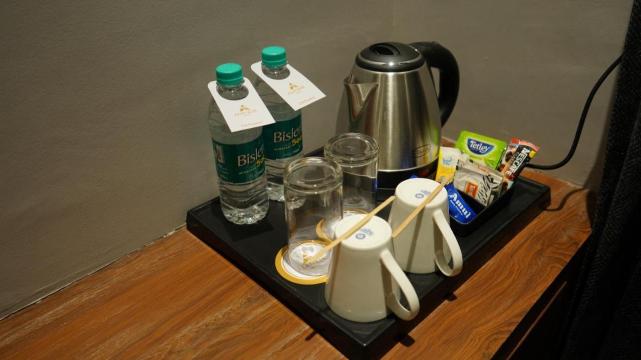 Alaukik Hotel Shirdi Bagian luar foto