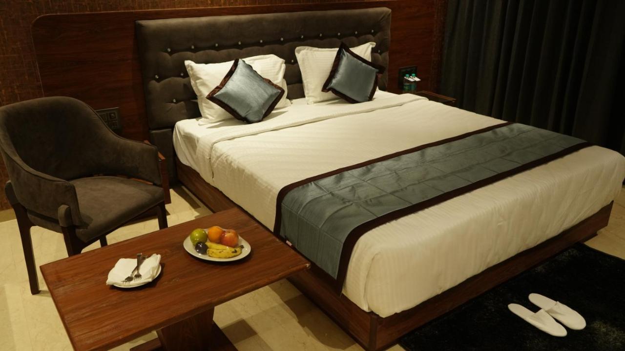 Alaukik Hotel Shirdi Bagian luar foto