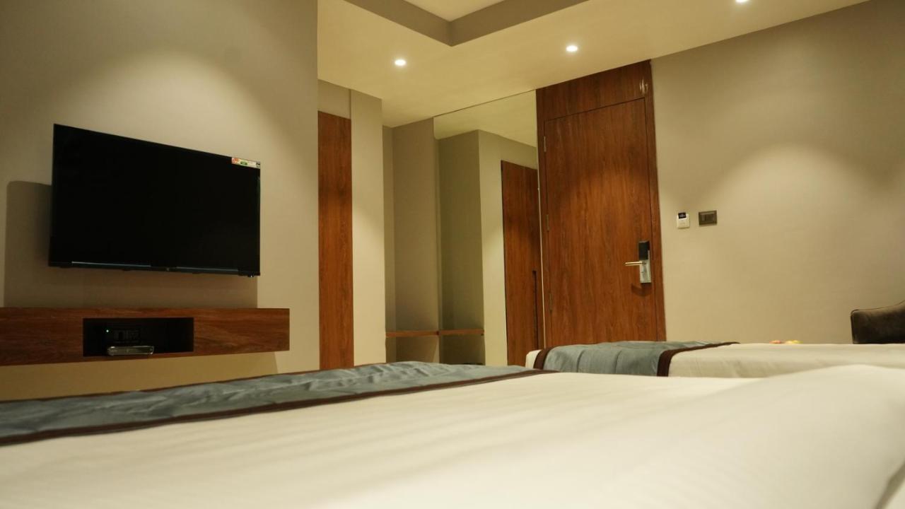 Alaukik Hotel Shirdi Bagian luar foto