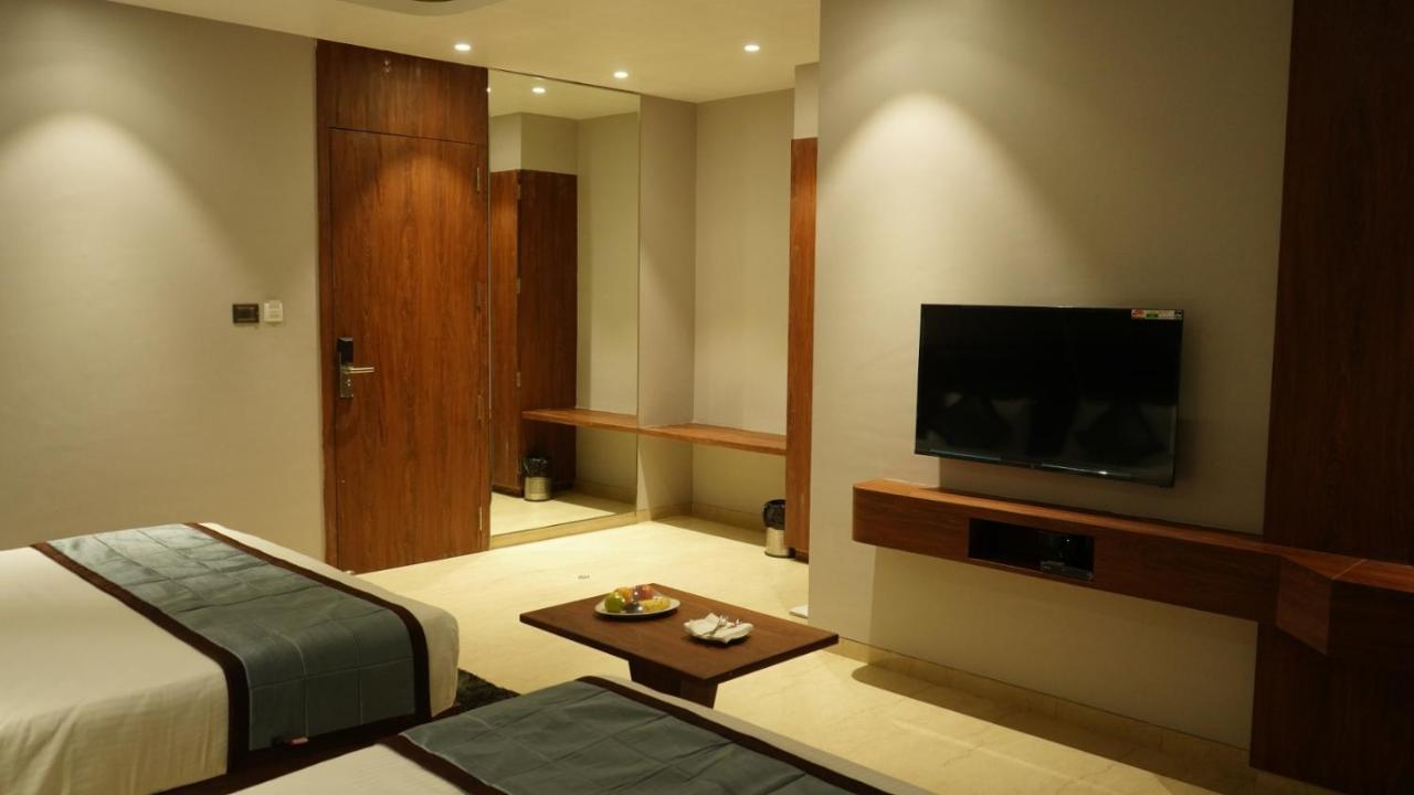 Alaukik Hotel Shirdi Bagian luar foto
