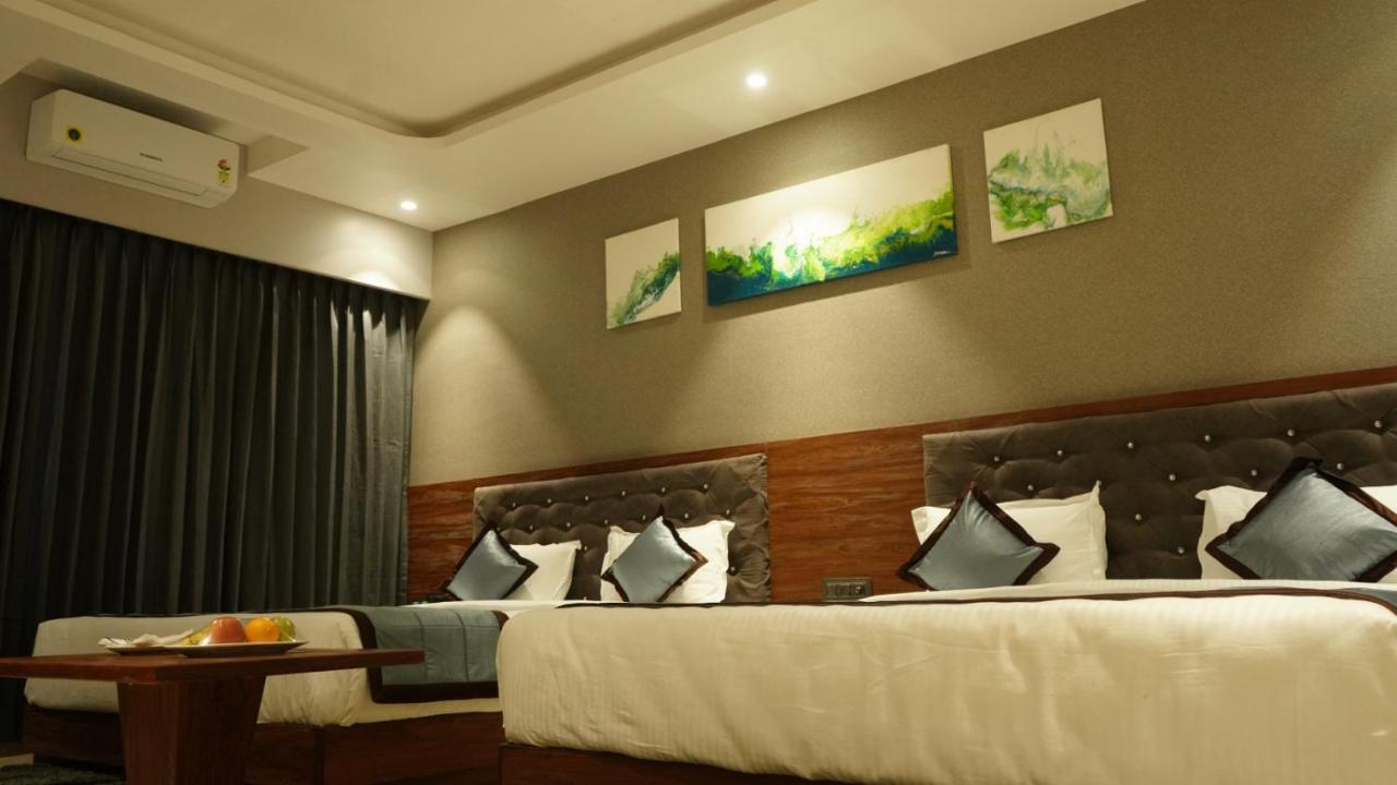 Alaukik Hotel Shirdi Bagian luar foto