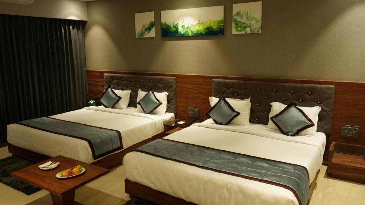 Alaukik Hotel Shirdi Bagian luar foto