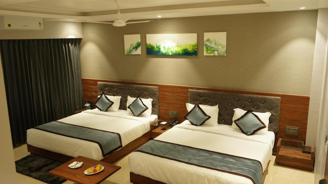 Alaukik Hotel Shirdi Bagian luar foto